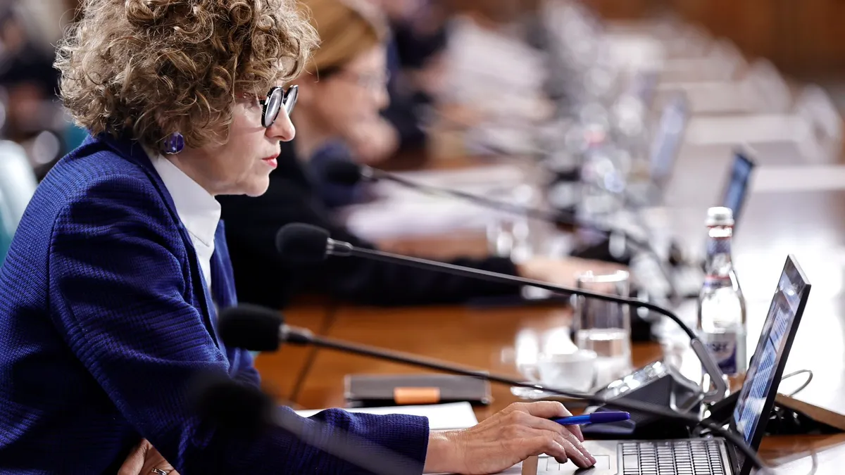 Oana Gheorghiu: „reforma” e ca tunelurile dacice, se vorbește mult despre ele, nimeni nu le-a văzut Foto: Facebook