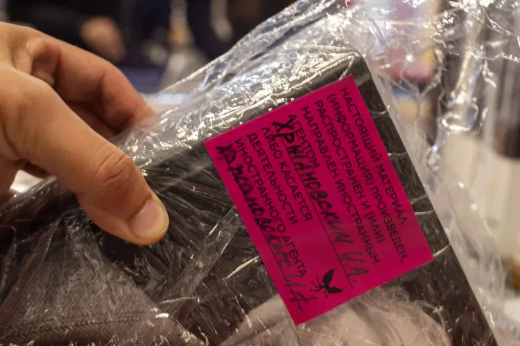 Cărți interzise în librăriile din Rusia (sursa: novoyagazeta.eu/Novaya Baltiya)