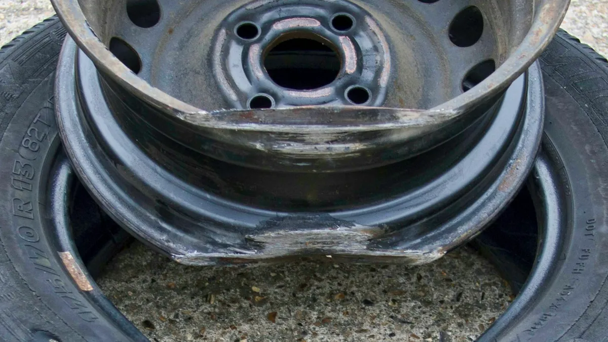 Administratorul drumului plătește daunele autoturismelor avariate (sursa: Pexels/Brett Jordan)