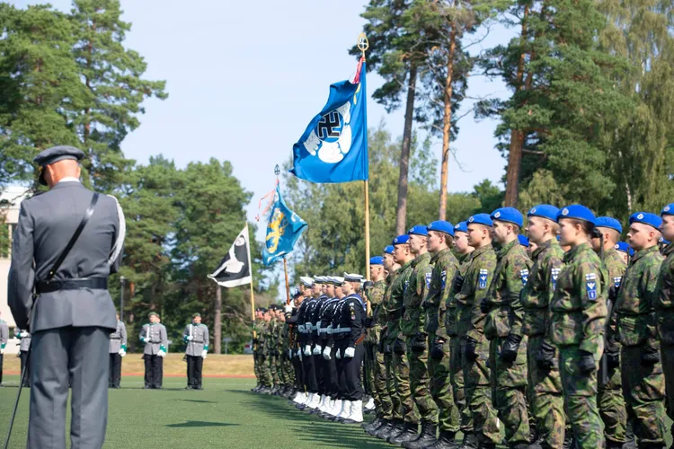 Steagurile aviației finlandeze renunță la svastică (sursa: Facebook/Puolustusvoimat - Försvarsmakten)