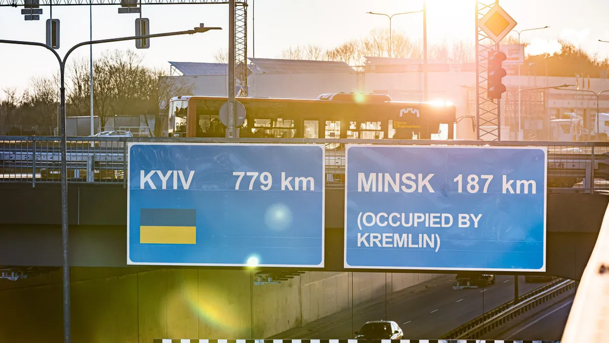 Semne de circulație care anunță că Minskul este ocupat Foto: Twitter