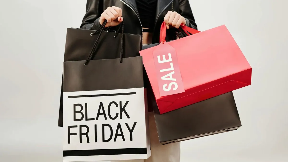 Black Friday poate dăuna imaginii brandului (sursa: Pexels/Max Fischer)