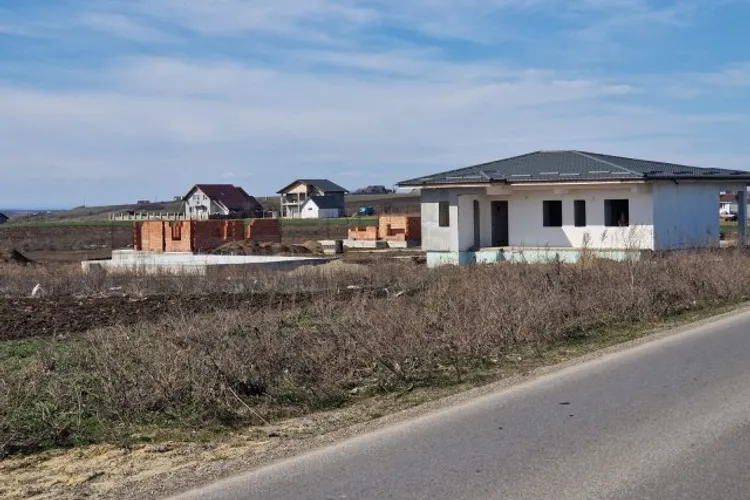 Autostrada A8, blocată într-un ansamblu rezidențial (sursa: ziaruldeiasi.ro)
