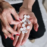 Medicamente compensate pentru pensionari în 2026: cine primește și ce înseamnă, de fapt, reducerea de 90%