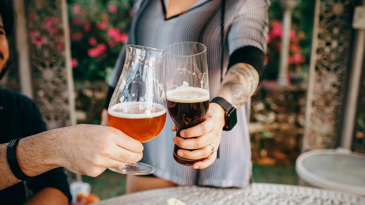 Un român din doi consumă bere la întâlnirile romantice (sursa: Pexels/Helena Lopes)