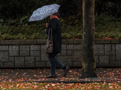 Vremea se răcește în toată țara și vin ploile de toamnă. Prognoza pentru marile orașe