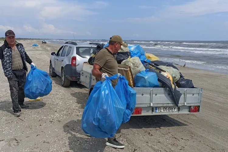 Plaja Sulina este sufocată de gunoaie (sursa: Facebook/ARBDD - Administratia Rezervatiei Biosferei Delta Dunarii)