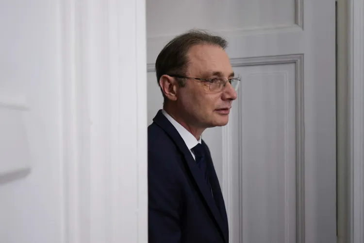 VIDEO Prisacariu și Marian se întreabă, la podcastul „Cum e, de fapt?”, dacă Niculescu rezistă pretențiilor PSD