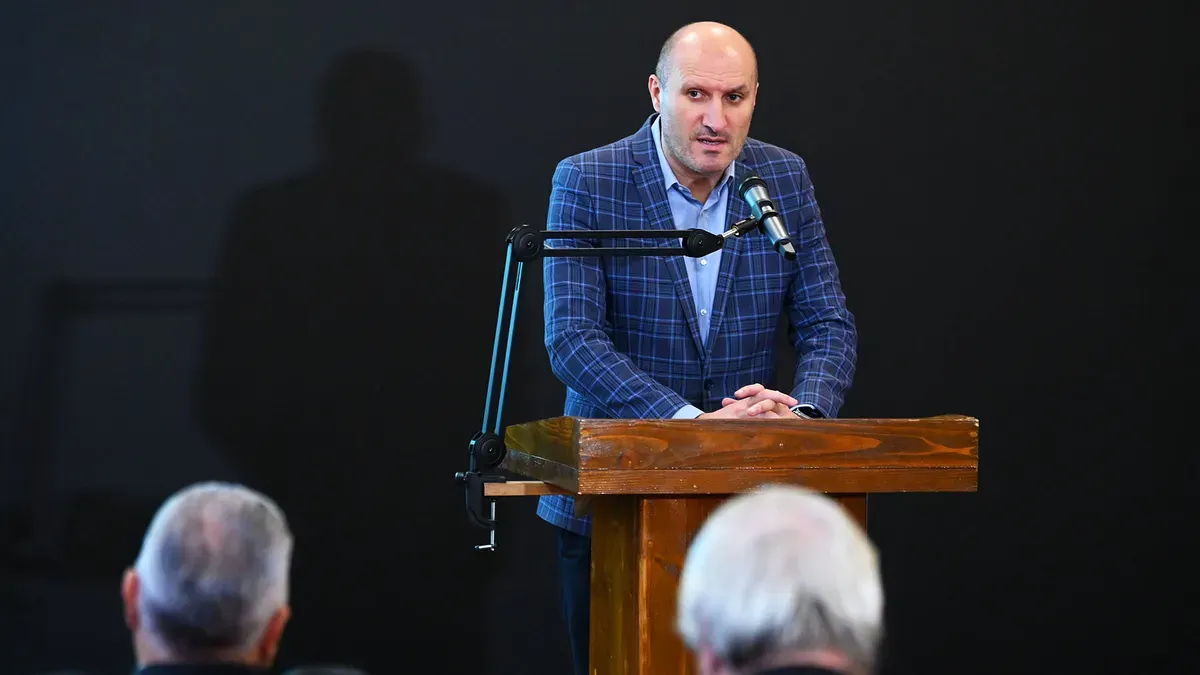 Indemnizația uriașă pe care o primește polițistul-teolog șef la Elcen Foto: Facebook