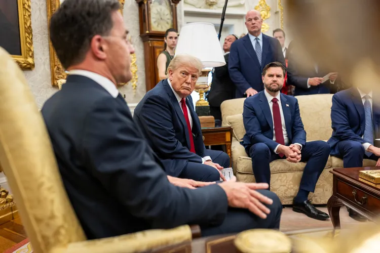 Întâlnire neașteptată, Mark Rutte și Donald Trump (sursa: Facebook/The White House)