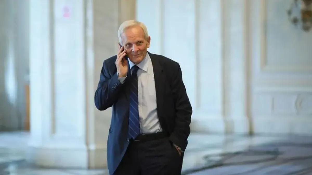 Stolojan le spune celor tineri care era „limita de suportabilitate” în regimul Ceaușescu Foto: Inquam/George Calin