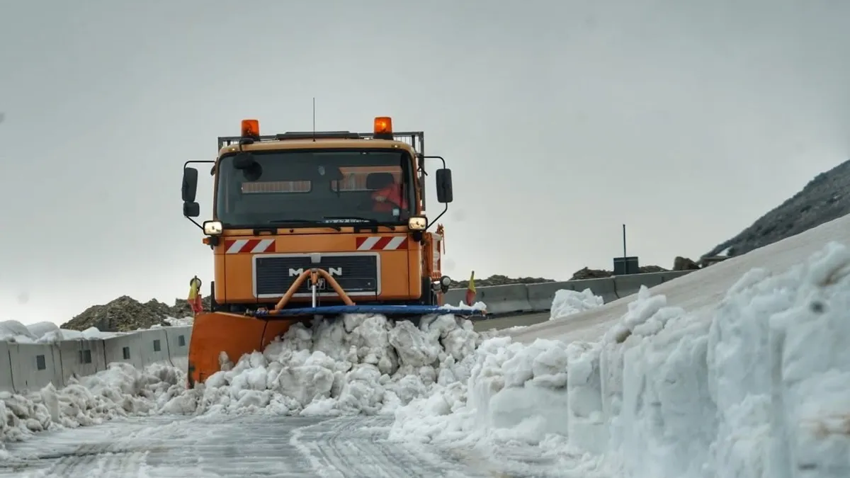 Drumuri blocate de zăpadă și viscol (sursa: Facebook/Compania Nationala de Administrare a Infrastructurii Rutiere)