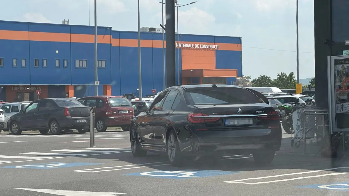 Un vasluian cu BMW a ocupat nu unul, ci două locuri de parcare rezervate persoanelor cu handicap Foto: Vremea Nouă