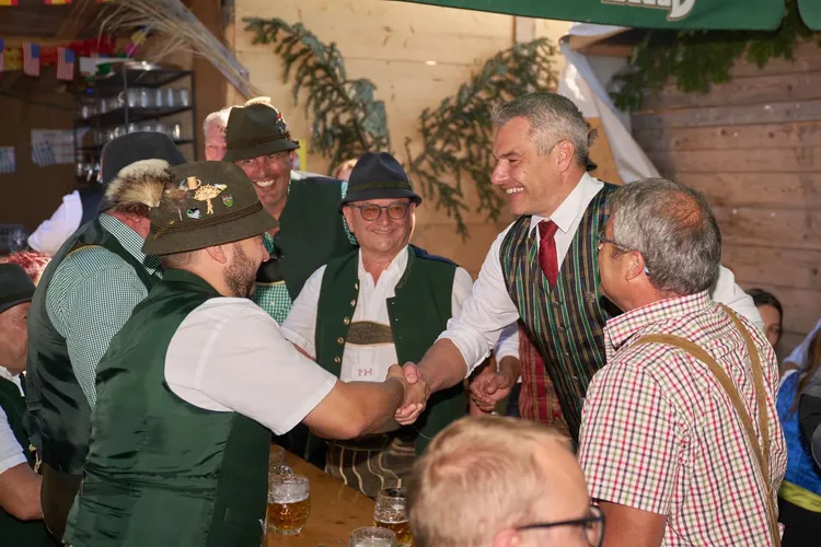 Austria respinge dur România în Schengen (sursa: Facebook/Karl Nehammer)