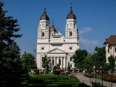 Mitropolia vinde mașini. Prețurile, dumnezeiești (sursa: ziaruldeiasi.ro)