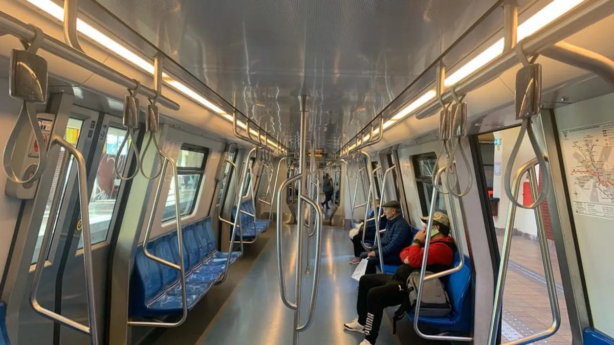 Șoferii de la Metrorex și funcționarii care lucrează la etajul IX iau spor de subteran Foto: Facebook Metrorex