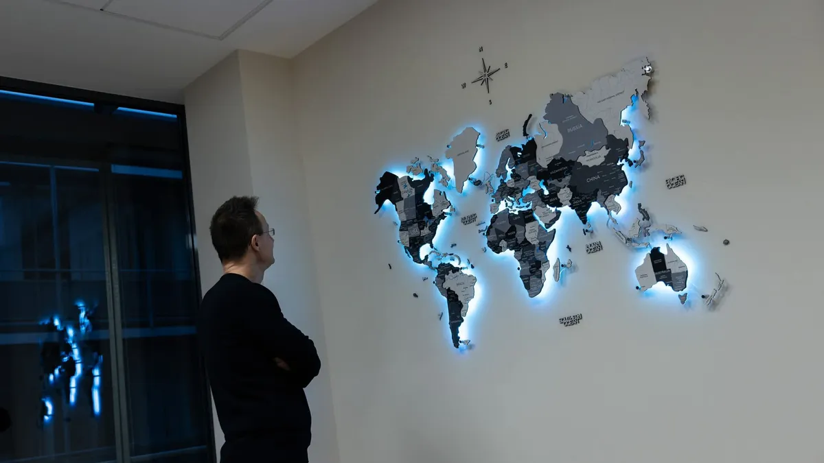 Ungaria, „la masa noii ordini mondiale” (sursa: Facebook/Szijjártó Péter)