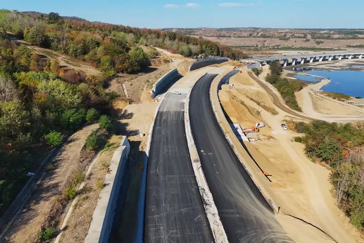 Coșmarul unei autostrăzi începute în 2004 de Bechtel se apropie de final: Suplacu de Barcău-Chiribiș, „probabil” gata în noiembrie