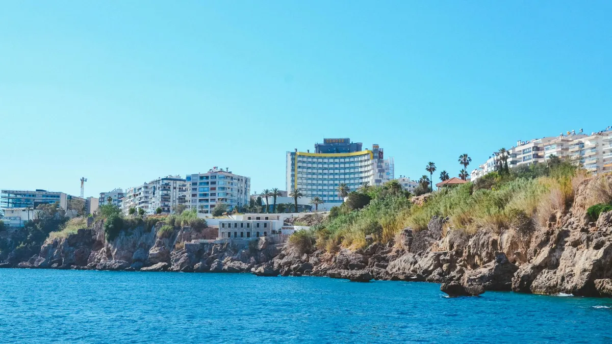 Tot mai mulți turiști români aleg vacanțele în Antalya în vara acestui an, preferând litoralul din Turcia în locul Greciei (sursa: Pexels/Oğuzhan Çoban)