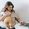 Drepturile mamelor la revenirea la serviciu: mitul celor 6 luni de protecție împotriva concedierii