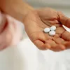 Pensionarii pot primi ajutor pentru medicamente de la Primărie: unde există programe locale și ce acte se cer