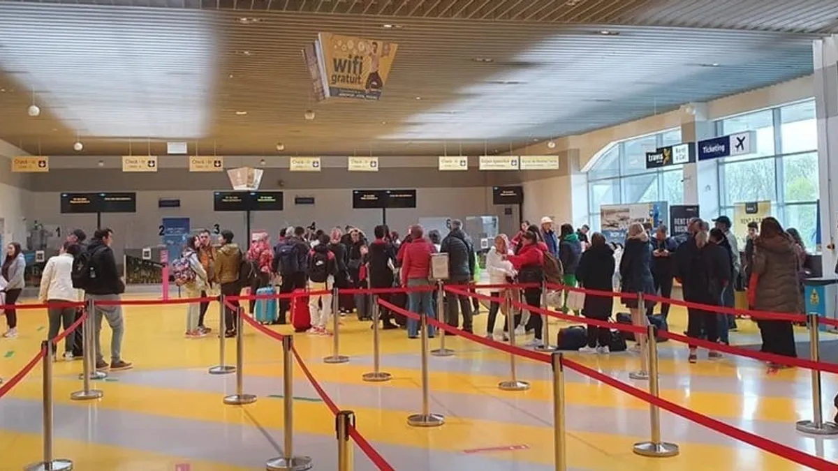 Haosul ceții pe Aeroportul din Iași (sursa: ziaruldeiasi.ro)