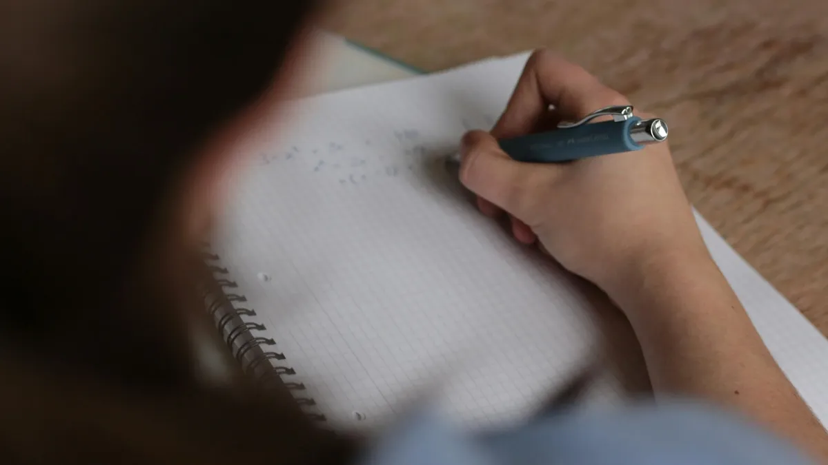 Proba de matematică (Evaluarea Națională), dificilă (sursa: Pexels/Louis Bauer)