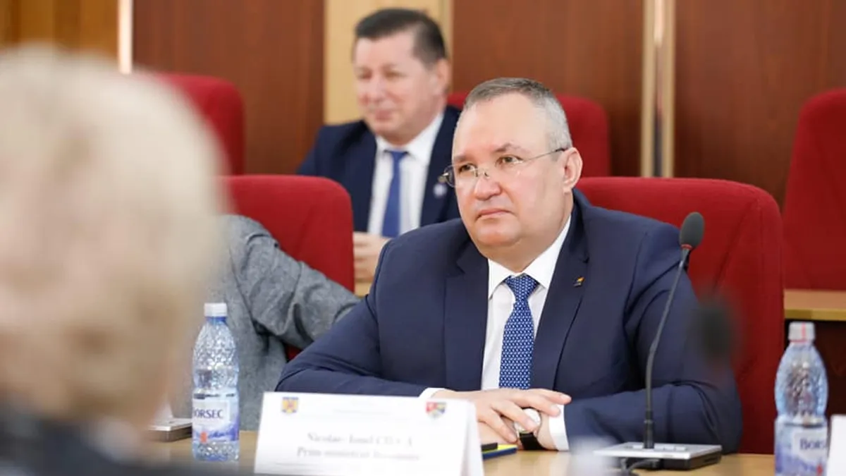 Nicolae Ciucă primește premiul Carbon Dinozaur Foto: Facebook