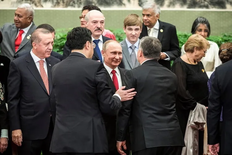 Ungaria continuă să blocheze sancțiunile UE privind importul de petrol rusesc, deși i s-a oferit o perioadă de tranziție până în 2024 (surse Bloomberg)