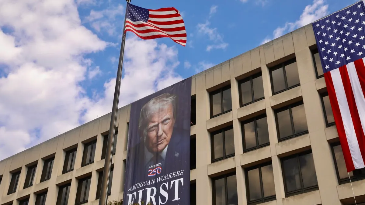 Portretul lui Trump, pe trei etaje (sursa: Facebook/U.S. Department of Labor)