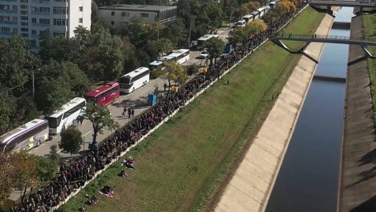 Mii de pelerini la Sfinta Parascheva (sursa: Facebook/Doxologia)