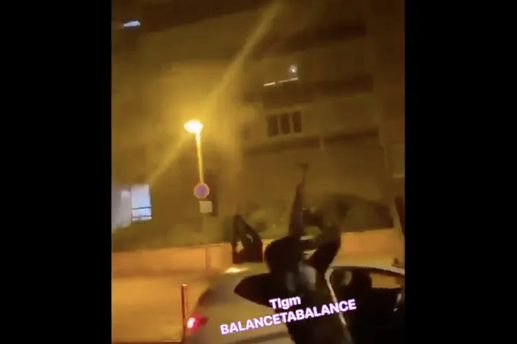 Protestatarii francezi, arme automate pe străzi (sursa: Twitter/Amy Mek)