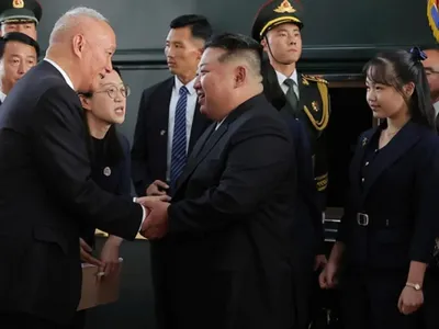 Liderul nord-coreean cu fiica, în China (sursa: KCNA)