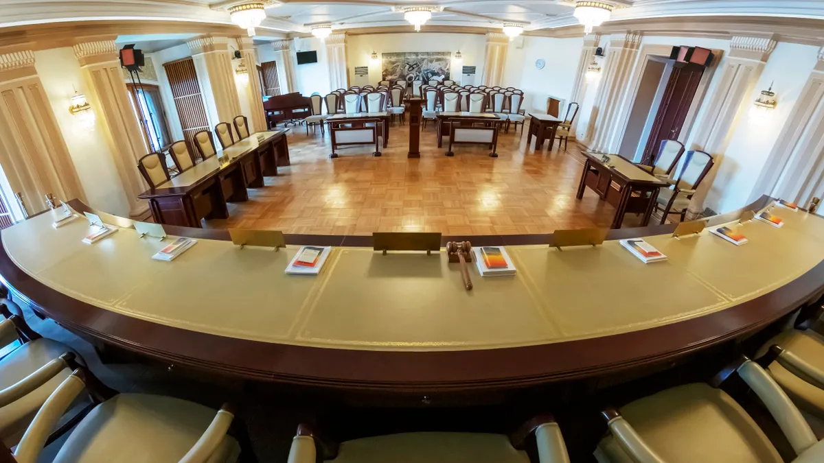 CCR amână sesizările pe trei legi din pachetul II de măsuri asumate de Guvern Foto: CCR