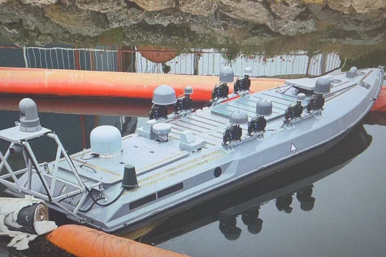 Drona maritimă ar fi ajuns la distanță mică de un terminal petrolier, unde s-a autodetonat Foto: captură video