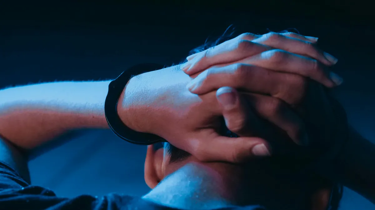 Bărbat arestat după ce și-a violat soția (sursa: Pexels/Kindel Media)