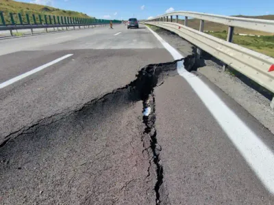 Se închide pentru reparații o porțiune din autostrada Sebeș-Turda. Carosabilul s-a surpat din nou, a apărut un crater