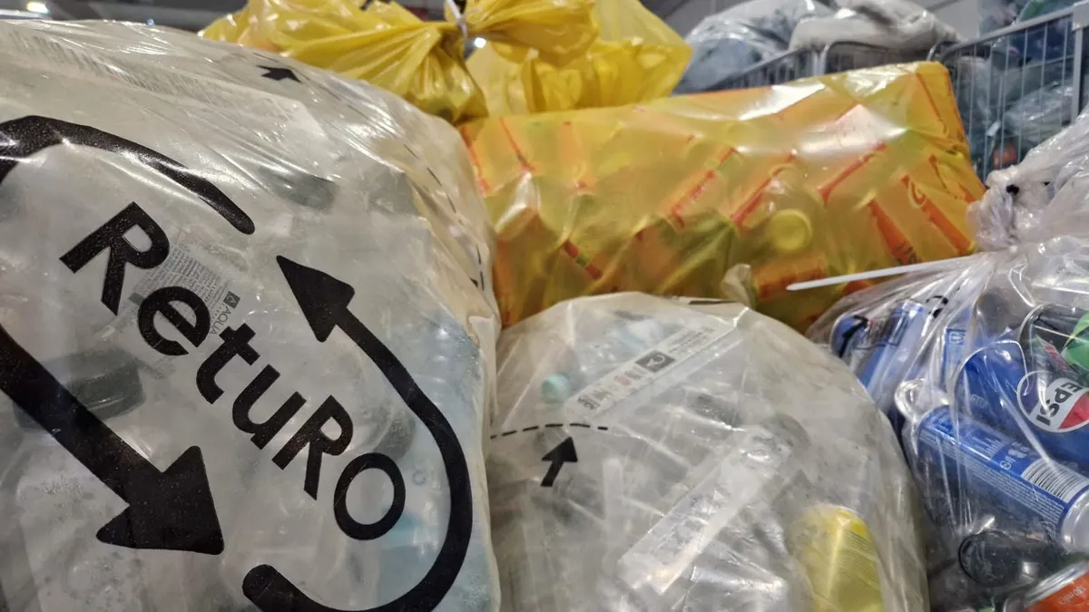 recipiente reciclabile de băuturi în saci de plastic inscripționari RetuRO