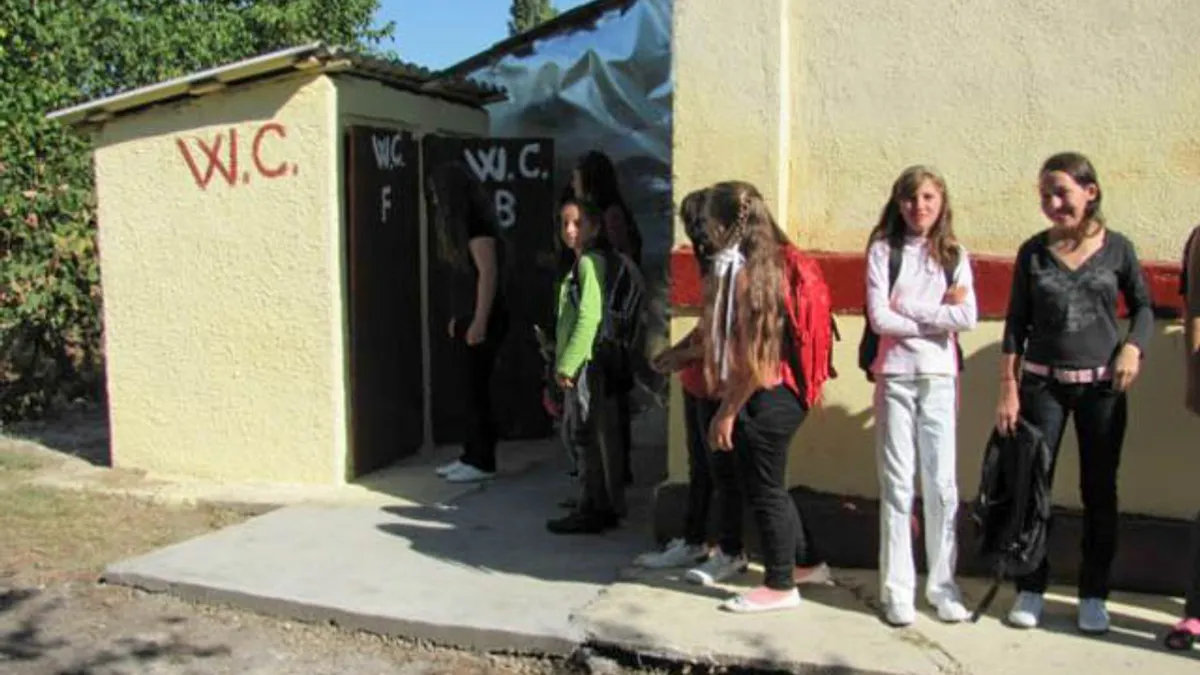 3.700 de unităţi de învăţământ nu au autorizație de incendiu, sute au toaleta în curte Foto: Monitorul de Cluj