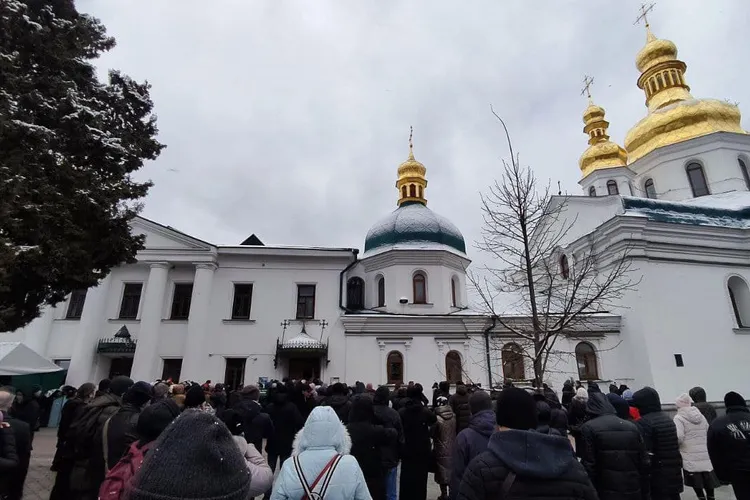 Victorie majoră pentru regimul Zelenski: biserica autocefală ucrainenă a instalat un stareț la Lavra Pecerska, desprins din biserica subordonată Rusiei