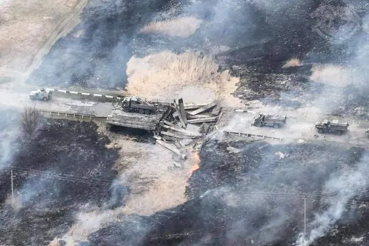 Rușii au distrus podurile din Kherson (sursa: Twitter/ Ukrinform)