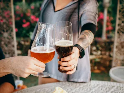 Un român din doi consumă bere la întâlnirile romantice (sursa: Pexels/Helena Lopes)