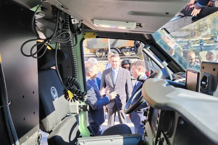 Fabricile românești de armament, fără contracte (sursa: Facebook/Florin Spătaru)