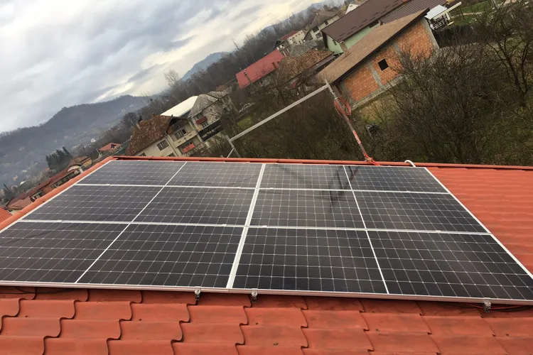 Programul Panouri Fotovoltaice finanţează şi stocarea curentului Foto: Facebook