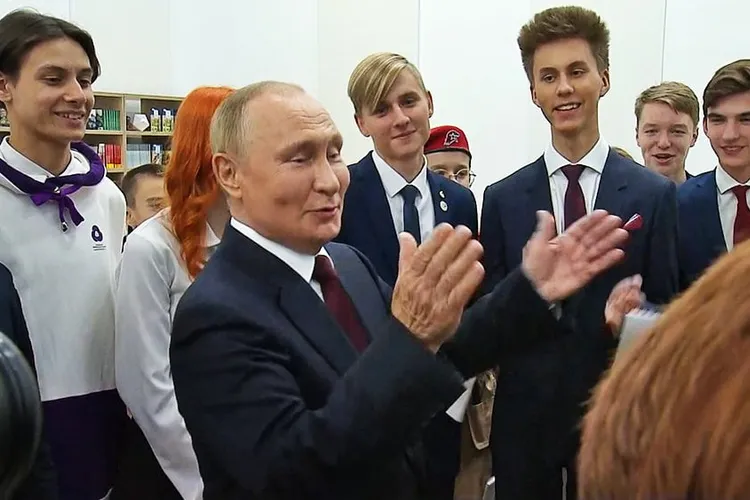 Putin în mijlocul poporului: 10 secunde de dialog absurd Foto: Twitter