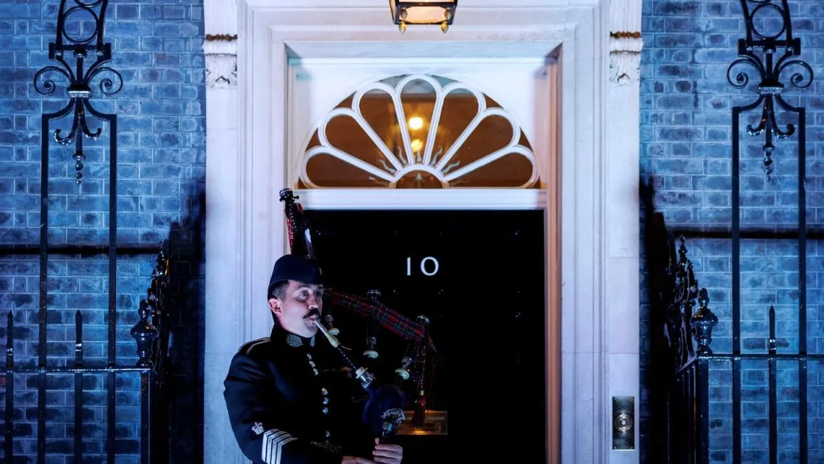 Români, judecați pentru fraudarea Fiscului britanic (sursa: Facebook/UK Prime Minister)