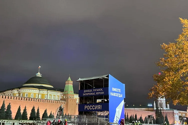 Putin sărbătorește cea mai mare anexare de teritorii de la al doilea război mondial cu un mega-spectacol în Piața Roșie Foto: Twitter
