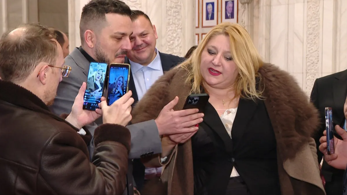 Cum au făcut circ Șoșoacă și Makaveli în Parlament Foto: captură video
