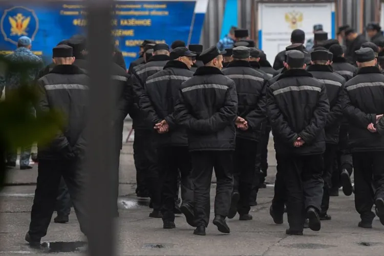 Număr uriaș de pușcăriași recrutați pentru frontul din Ucraina. După mercenarii Wagner, și armata rusă a început să racoleze în închisori