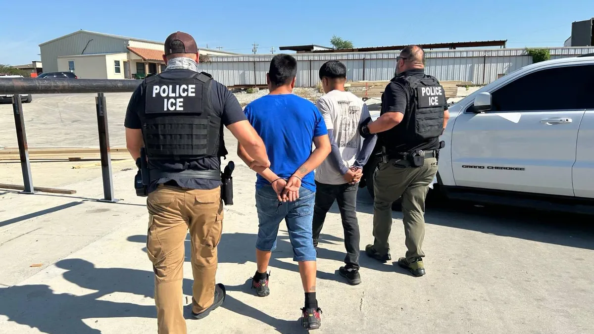 Români ilegali (SUA) scapă de Guantanamo (sursa: Facebook/Immigration And Customs Enforcement)